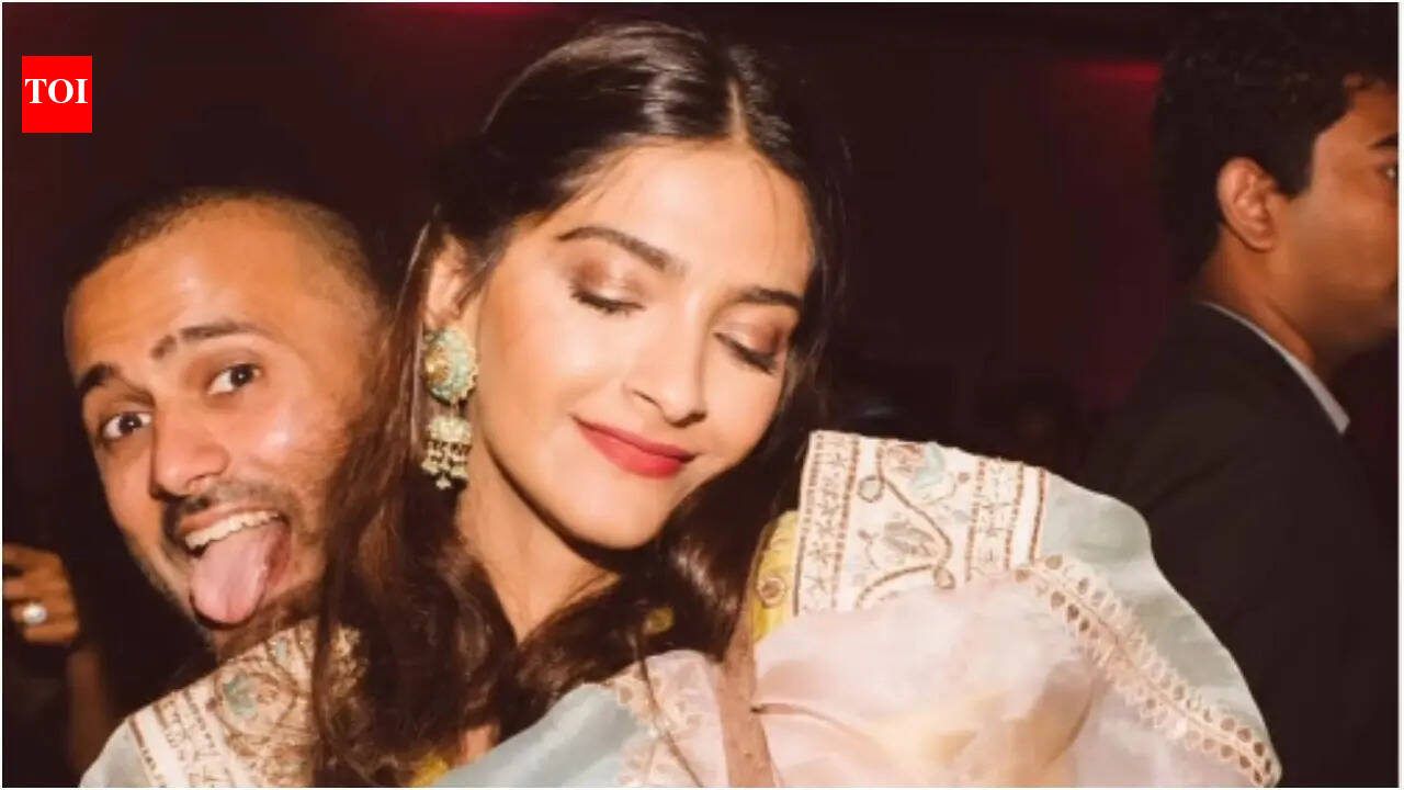 Sonam Kapoor shares RARE family picture with romantic note for Anand Ahuja on their 8th wedding anniversary 'There’s nobody else' |