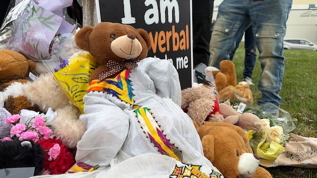 Crowd mourns 2 young children at candlelight vigil in Calgary Friday night