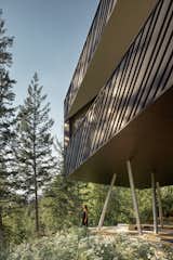 The Outdoor Conversation Pit at This British Columbia Home Will Give You Something to Talk About - Photo 4 of 14 -