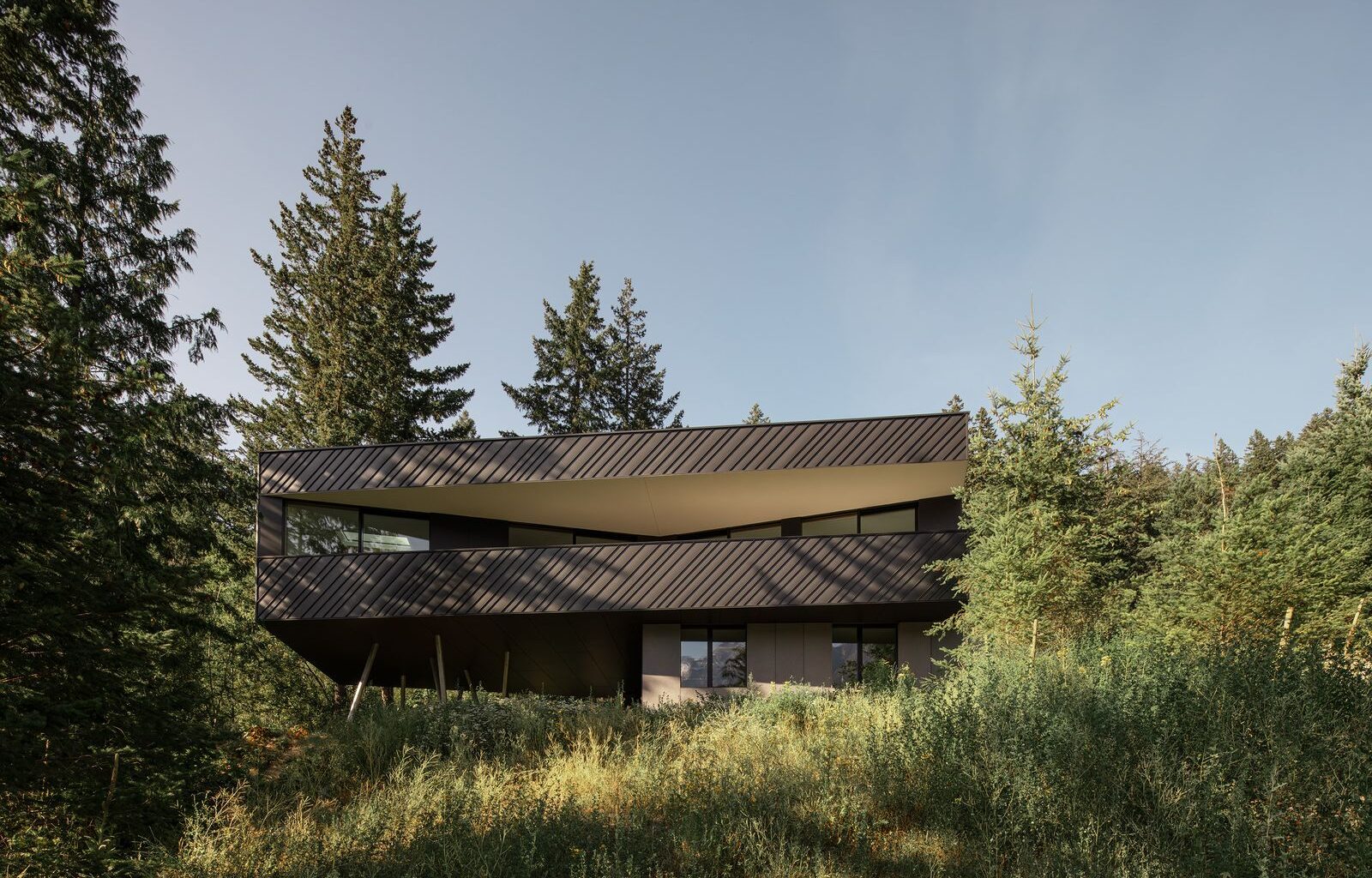 The Outdoor Conversation Pit at This British Columbia Home Will Give You Something to Talk About