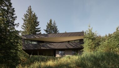 The Outdoor Conversation Pit at This British Columbia Home Will Give You Something to Talk About