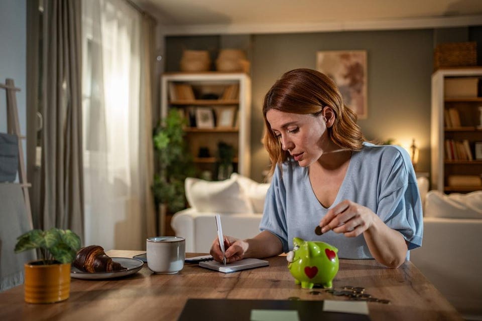 Woman at home comparing her retirement age to the average to see if she is on track.