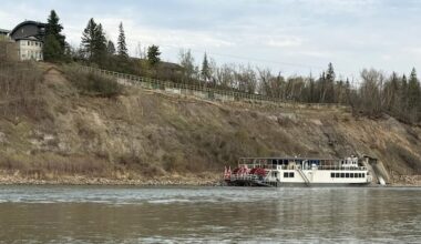Edmonton Riverboat gets stuck during Mother's Day cruise
