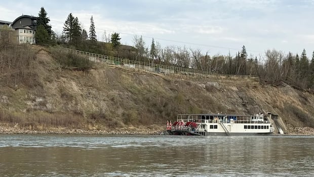 Edmonton Riverboat gets stuck during Mother's Day cruise