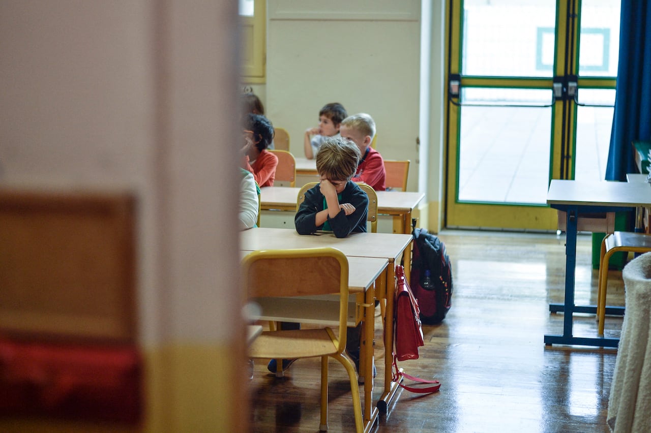 A pupil rubs his eyes in an elementary school on September 2, 2014 in Paris, after the start of the new school year.