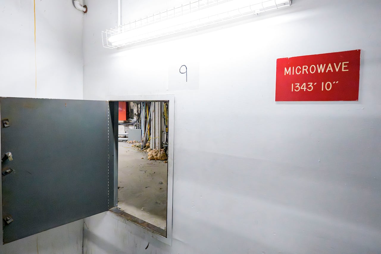 An opened hatch with a red plate that reads: microwave 1343' 10".