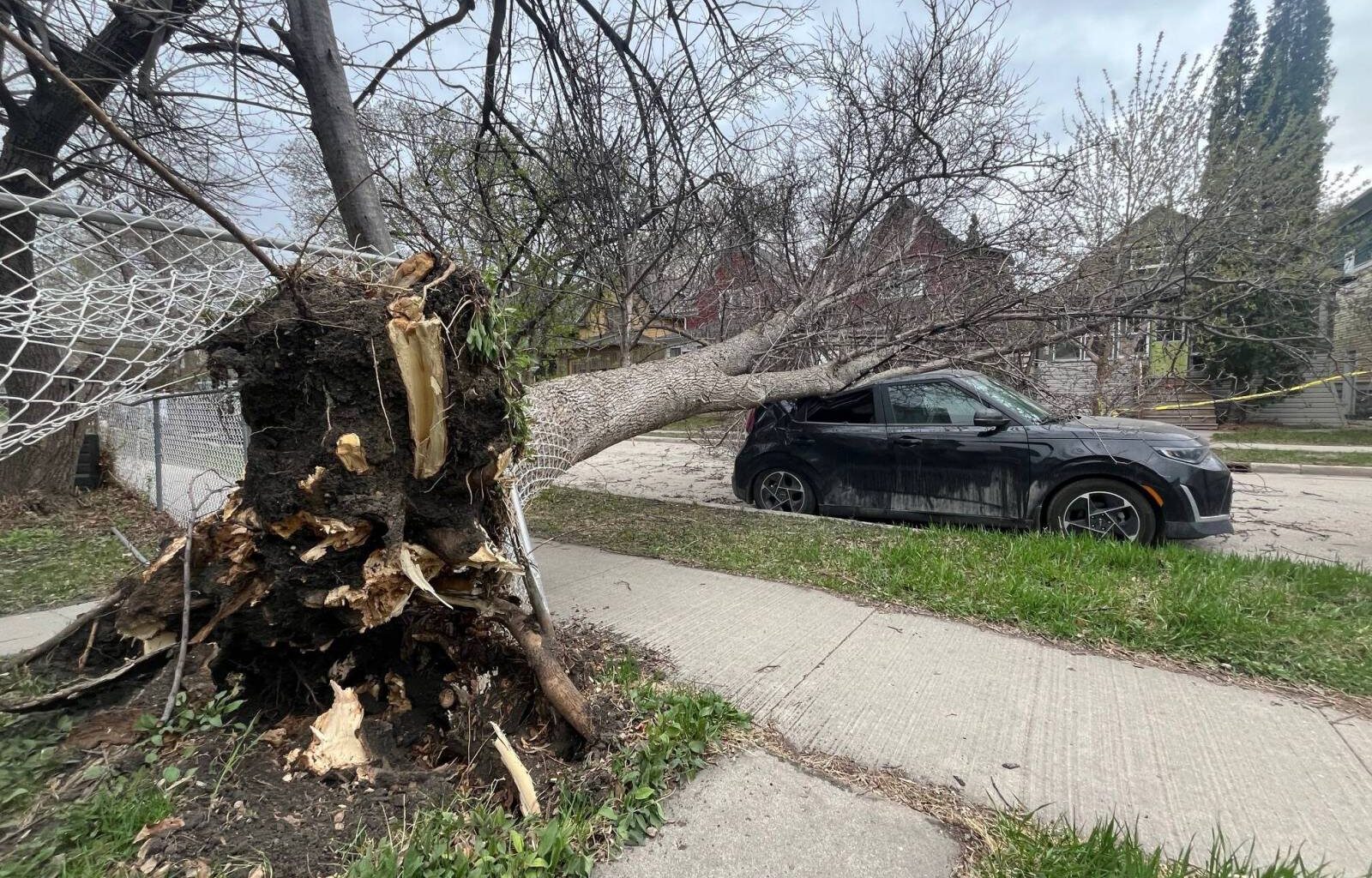Widespread power outages, damage after Manitoba wind storm – Winnipeg Free Press