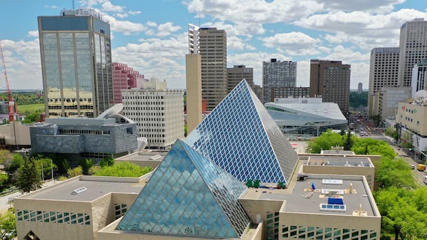 Edmonton mayor defends hybrid work model amid push for return-to-office
