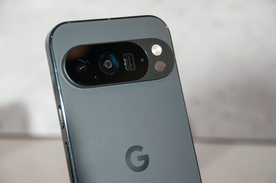 Smartphone Google Pixel 10 - rear view showing cameras and Google logo.