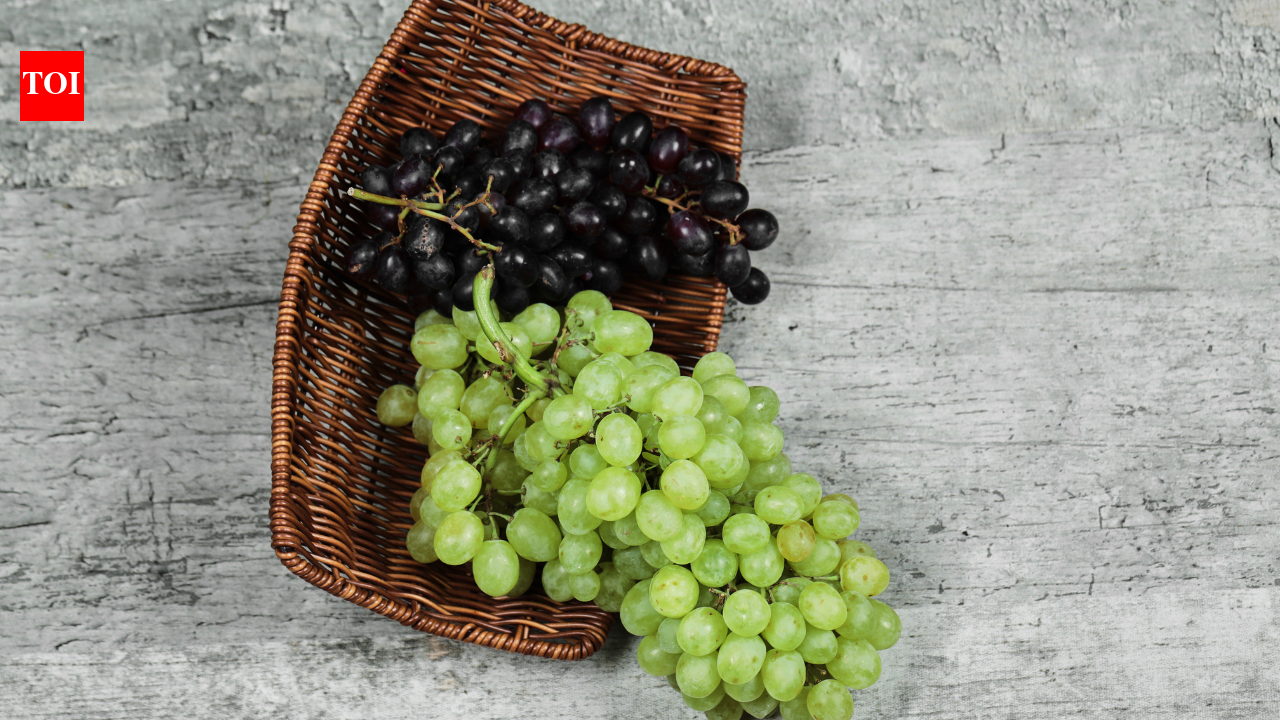 Green Grapes vs Black Grapes: Which has more antioxidants?