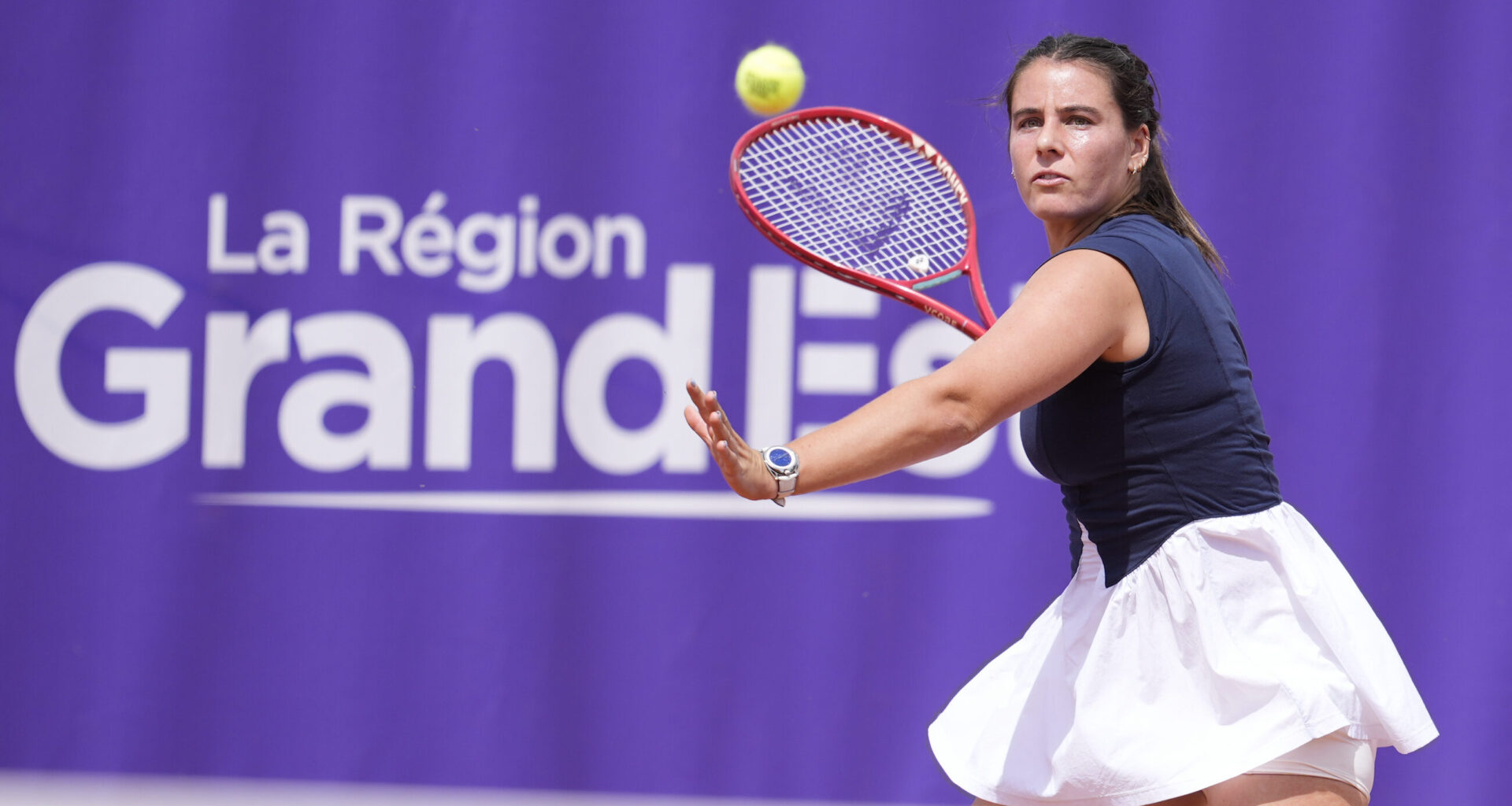 Navarro holds off Bejlek in Strasbourg; first tour-level win since February