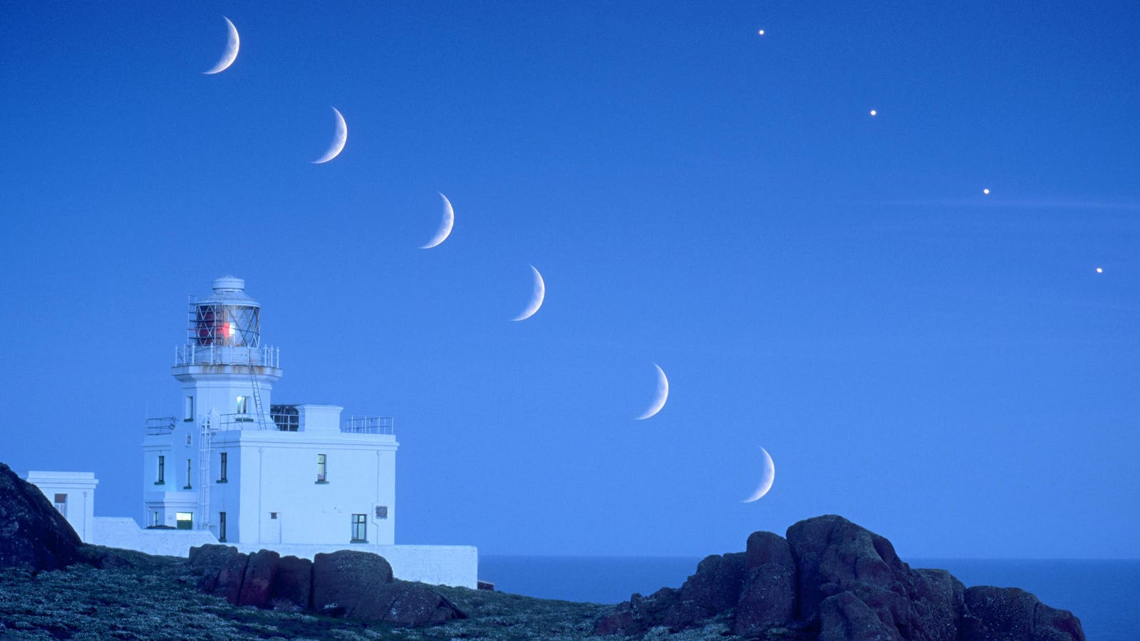 See A Jaw-Dropping Crescent Moon Join Planets After Sunset This Week