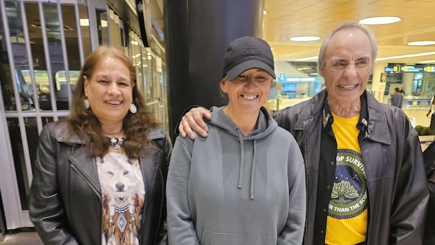 'Good to be back': Sixties Scoop survivor raised in U.S. reunites with siblings in Winnipeg