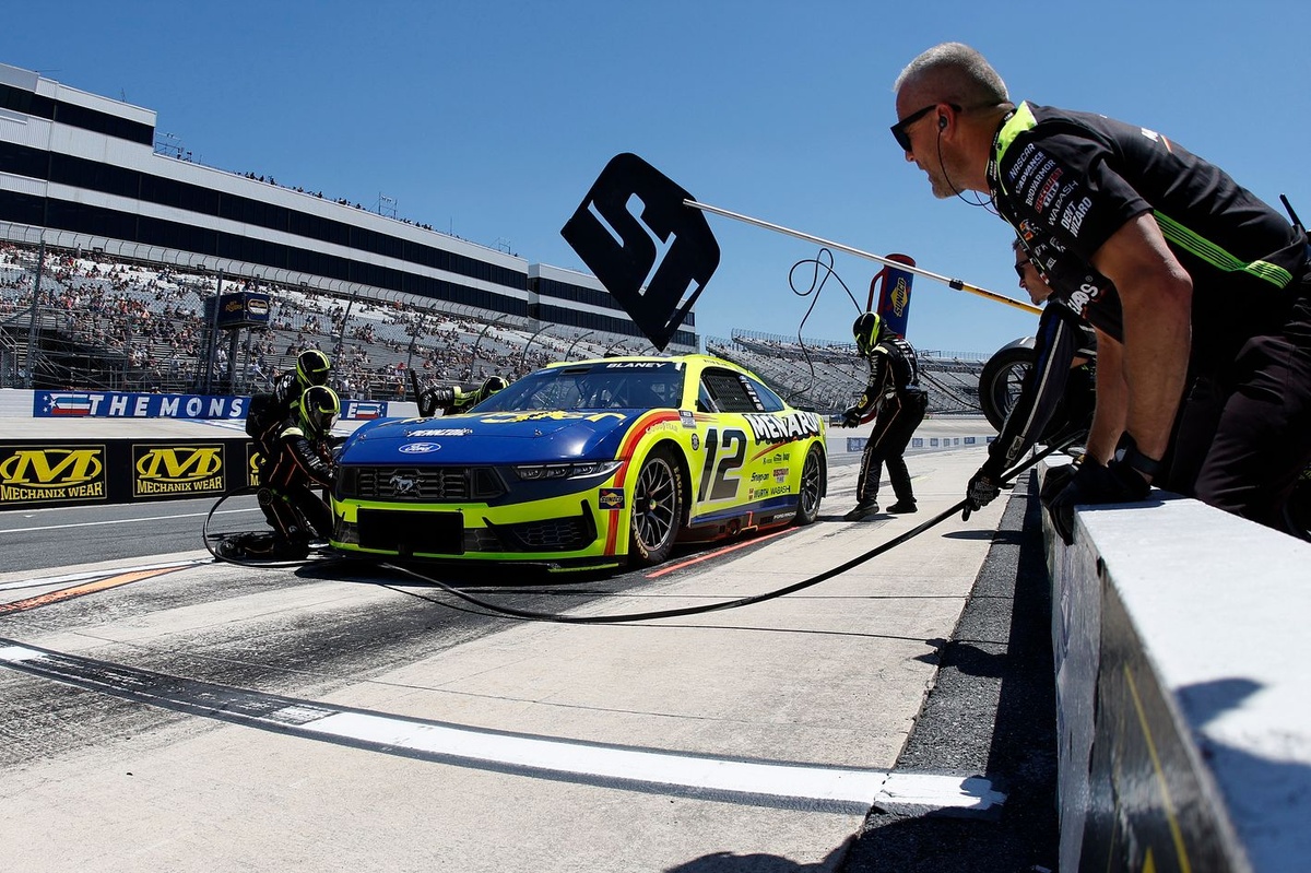Team Penske makes another pit crew change for Ryan Blaney