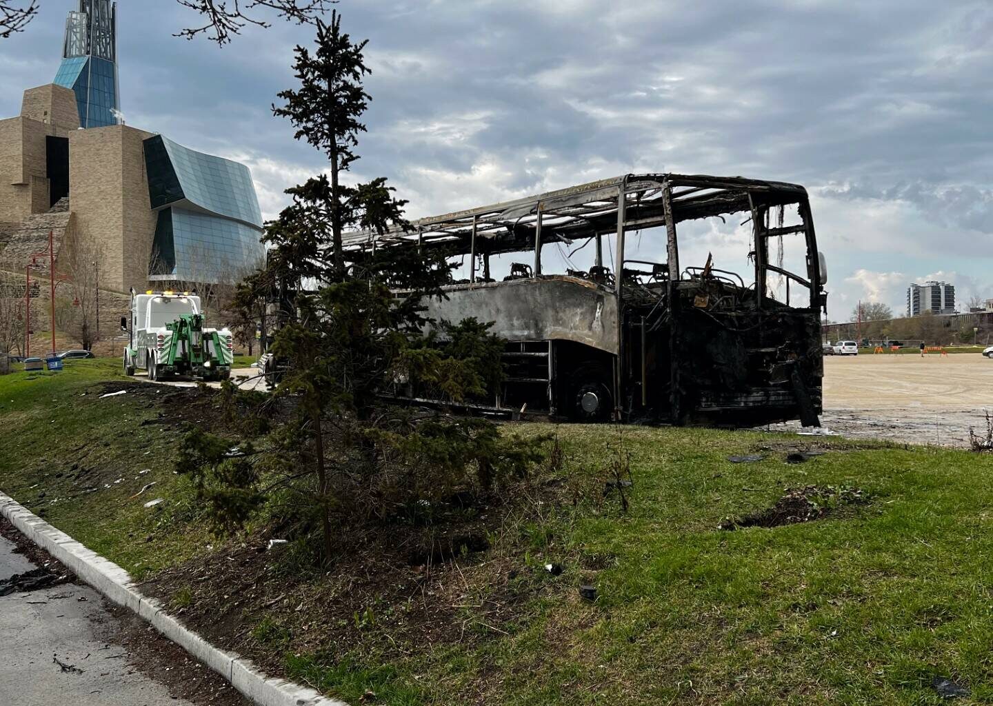 Girl, 15, accused of setting fire to U.S. charter bus near Goldeyes ball park – Winnipeg Free Press