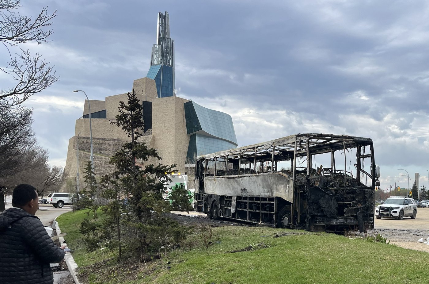 Teen charged after bus carrying U.S. minor league baseball team torched in Winnipeg