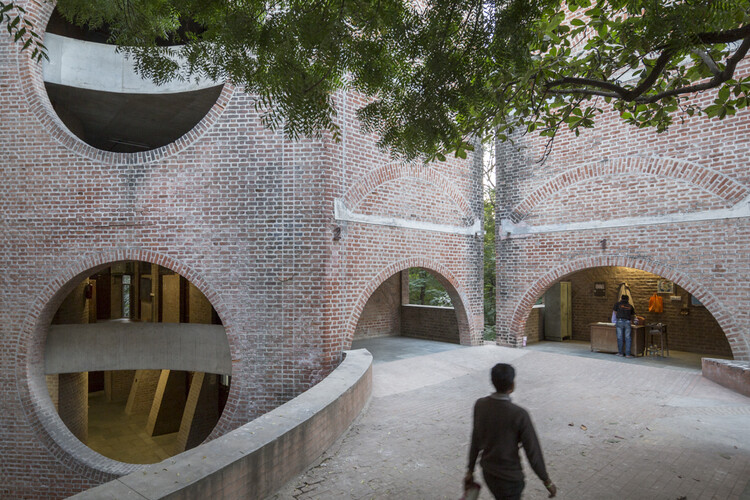 Climate, Culture, and Modernism: The Postcolonial Campus as Architectural Laboratory - Image 4 of 12
