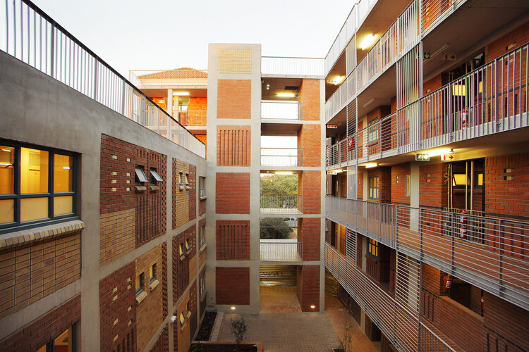 Climate, Culture, and Modernism: The Postcolonial Campus as Architectural Laboratory - Image 3 of 12
