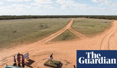 On the world’s longest golf course, the fairways are rough and the dog-legs might be dingoes’ | Western Australia