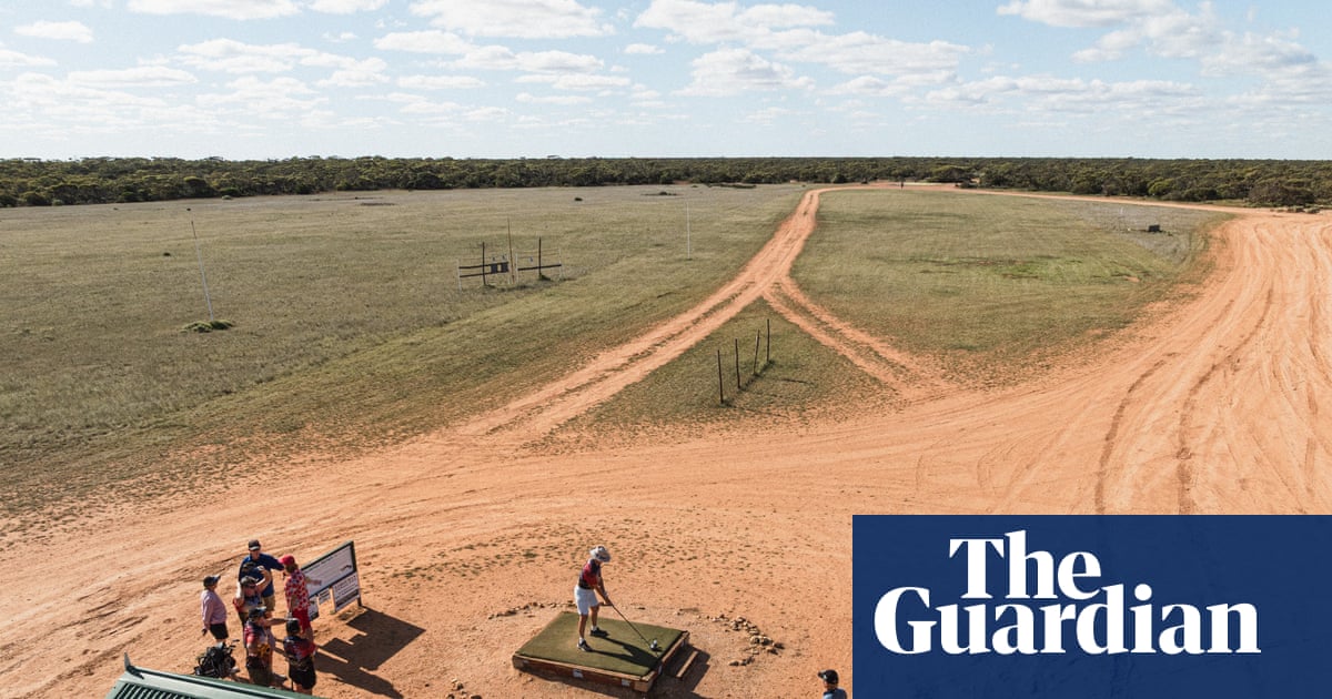 On the world’s longest golf course, the fairways are rough and the dog-legs might be dingoes’ | Western Australia