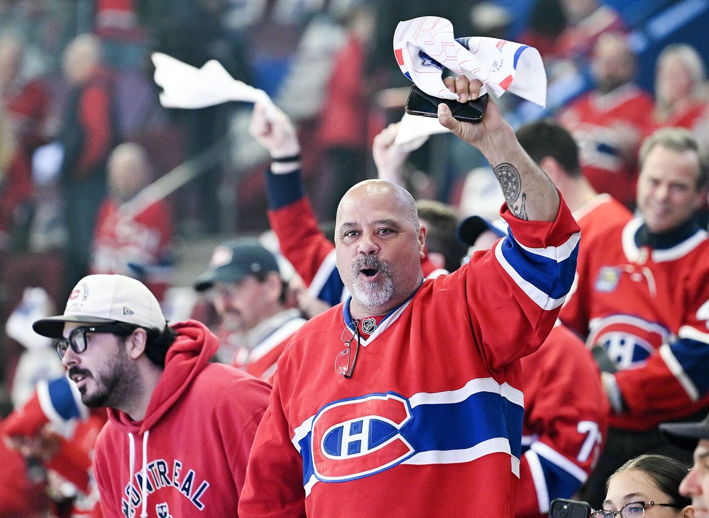 Montreal fans briefly carry U.S. anthem after mic fails before Canadiens playoff game