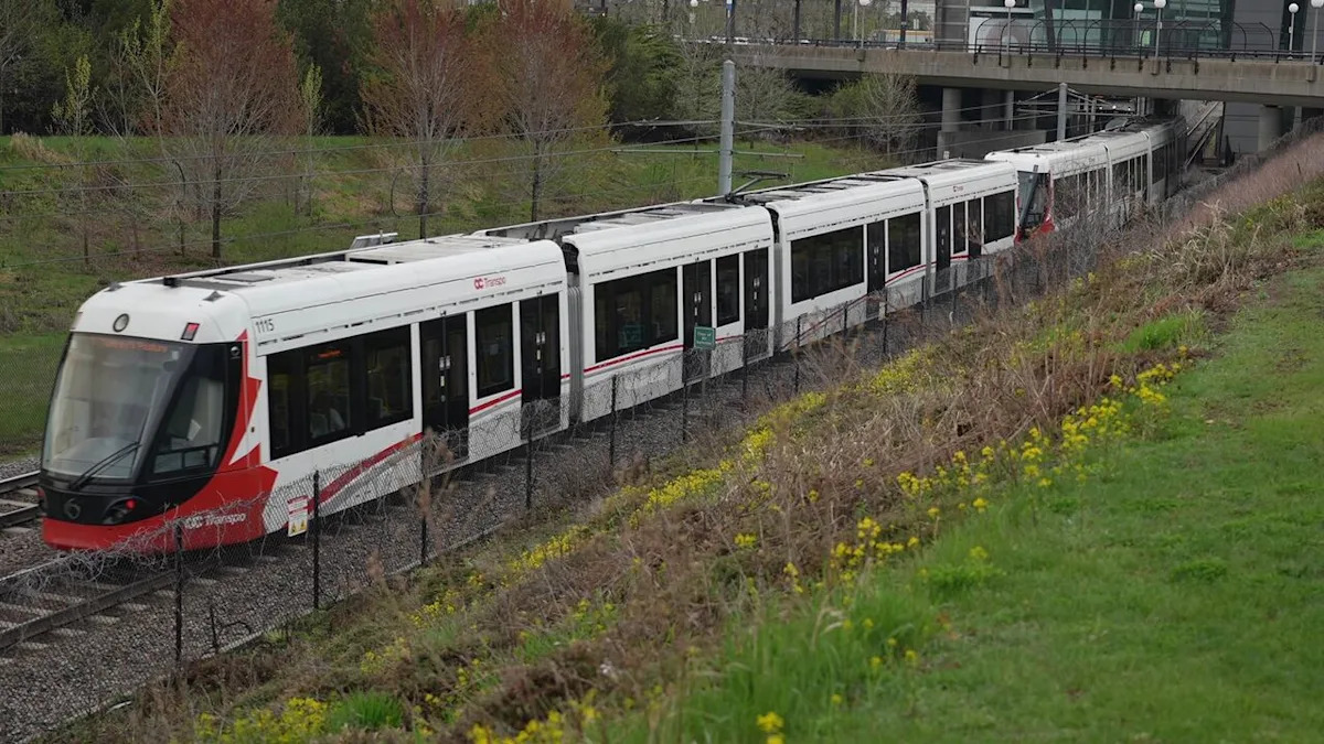 Some 2-car trains return to Ottawa's Line 1