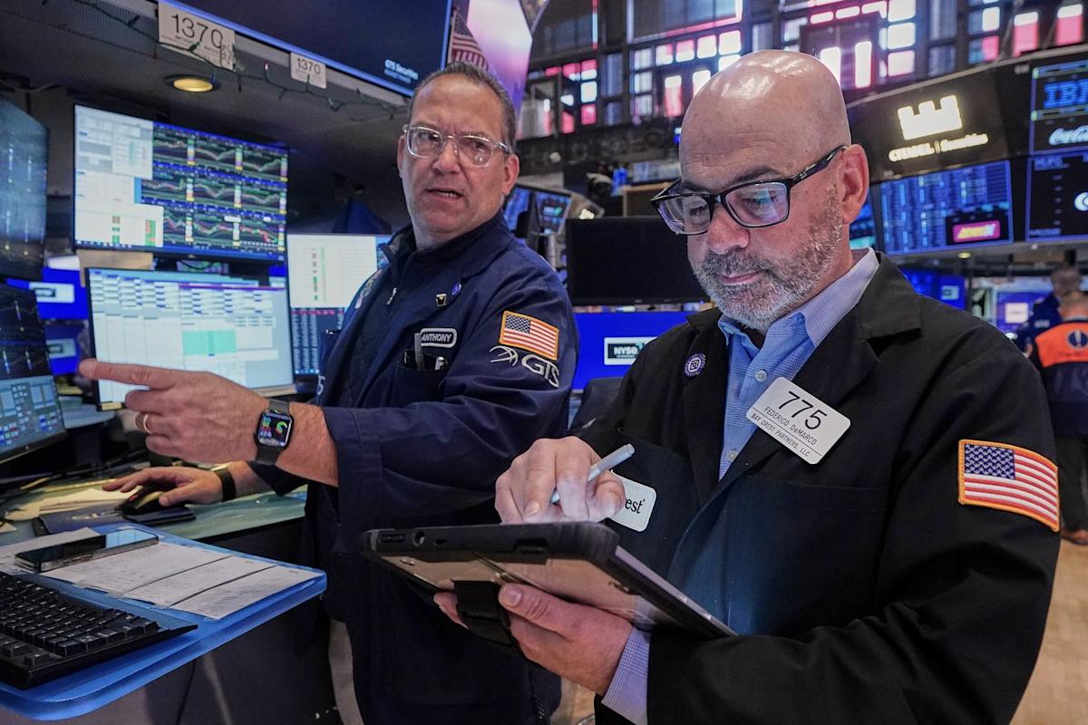 Wall Street keeps rising, even as U.S. households keep getting more discouraged