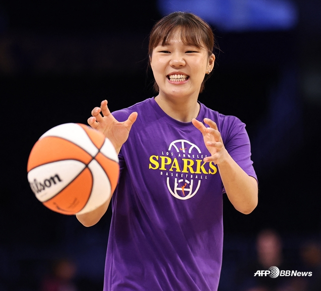 Park Ji-hyun warming up. /AFPBBNews=NEWS1