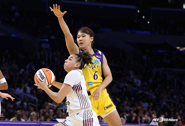 Park Ji-hyun (right) defending during the game on the 18th. /AFPBBNews=NEWS1