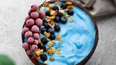 To maintain fitness, Siddhartha Singh suggests packing Greek yoghurt with fruit for office. (Freepik)