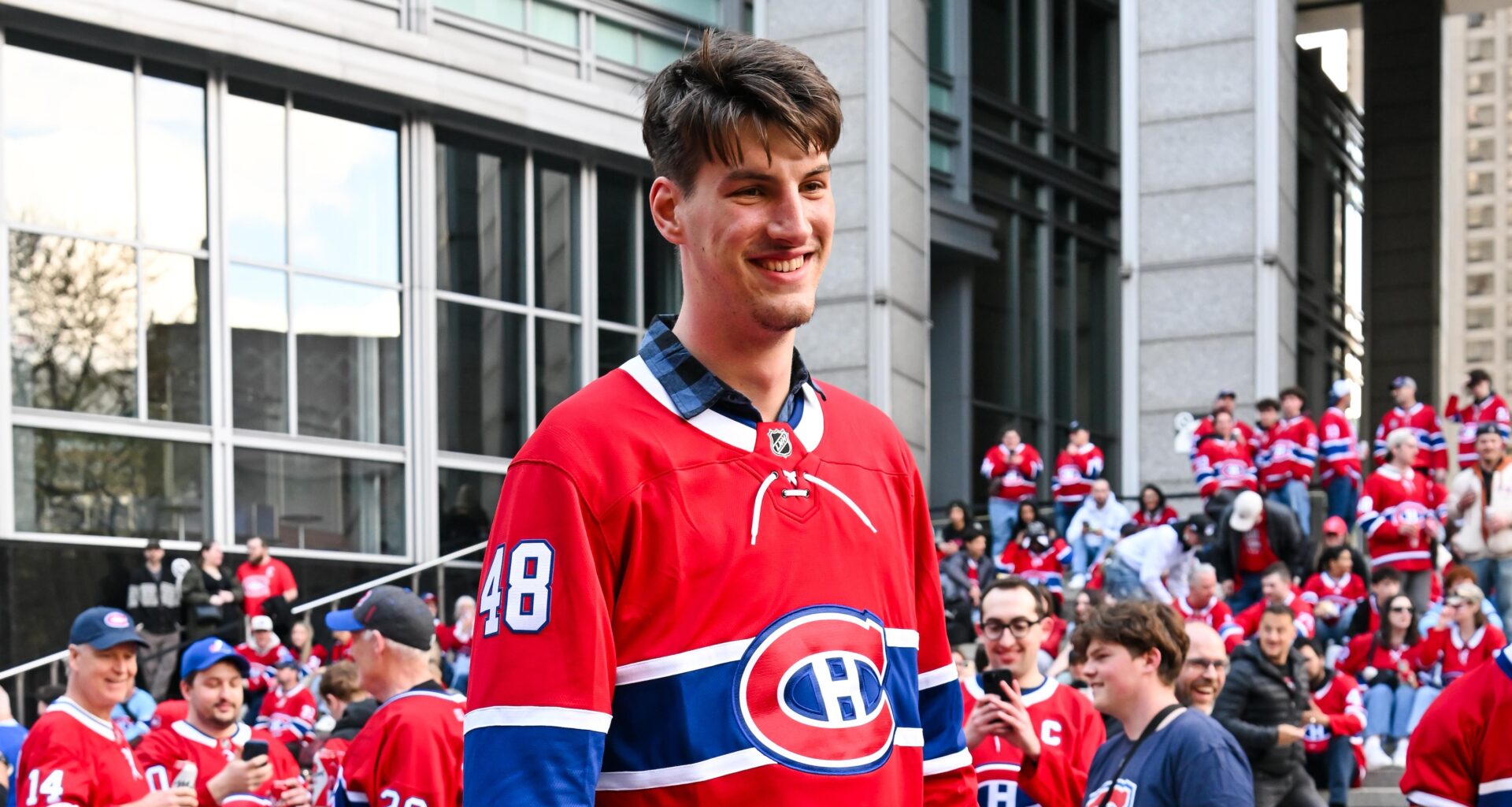 7'9" Olivier Rioux Poses with Canadiens Star Lane Hutson in Incredible Photo During NHL Playoffs