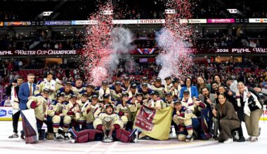 Victoire players pose for a championship photo on the ice.