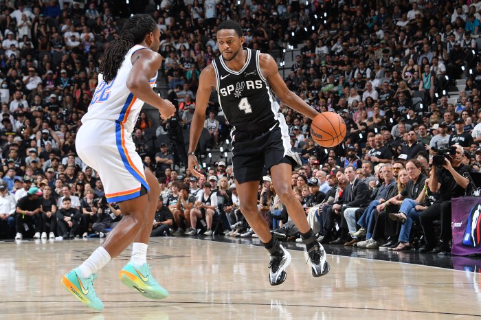 De'Aaron Fox dribbles the ball
