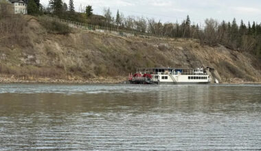 Edmonton Riverboat gets stuck during Mother's Day cruise