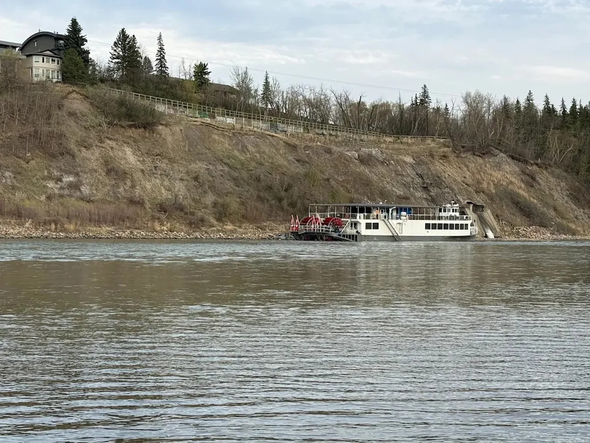 Edmonton Riverboat gets stuck during Mother's Day cruise