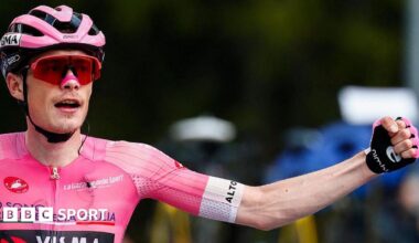 Jonas Vingegaard celebrates winning stage 16 of the Giri d'Italia