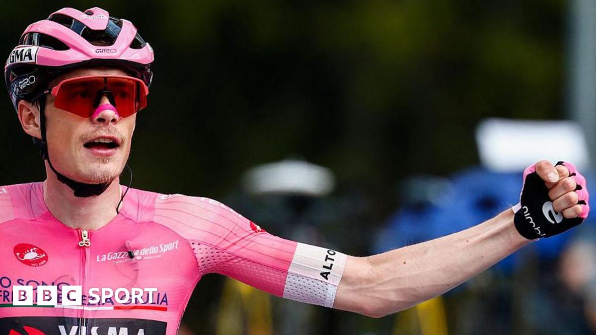 Jonas Vingegaard celebrates winning stage 16 of the Giri d'Italia