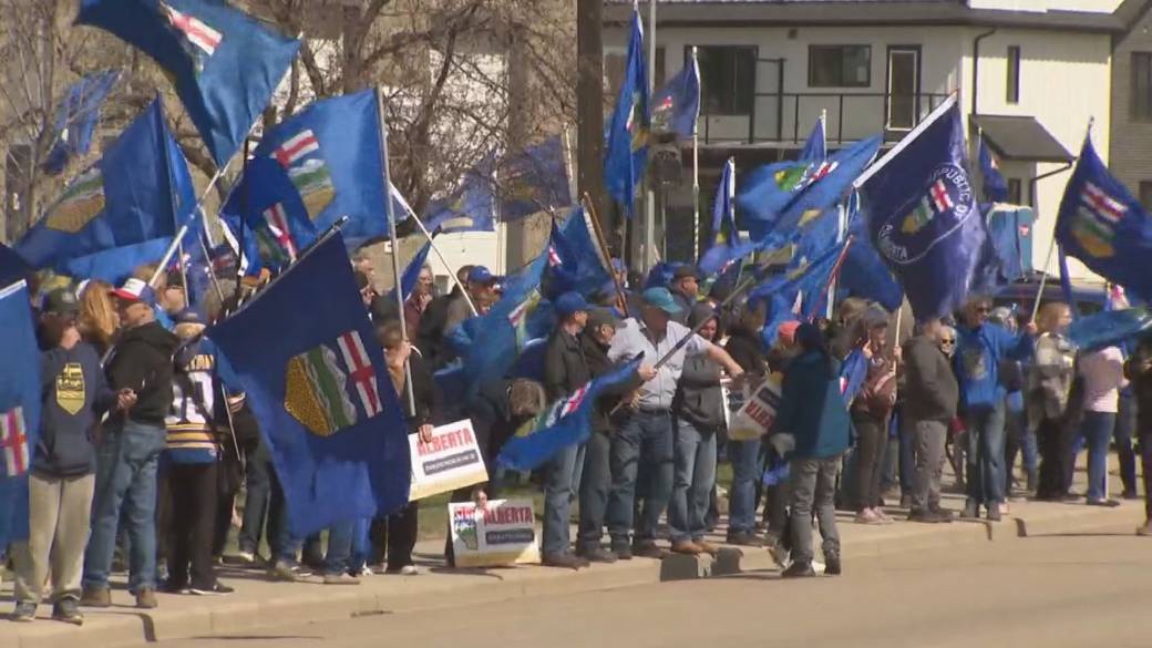 Click to play video: 'Alberta group submits petition with signatures for separatism referendum'