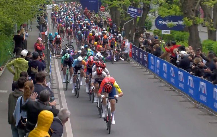 Massive crash in final kilometre mars Giro d'Italia's Bulgarian Grande Partenza
