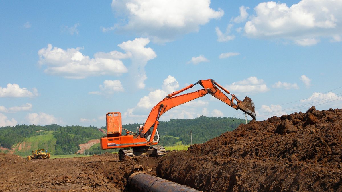 Alberta and Ottawa unveil agreement to advance new west coast oil pipeline | play 103.7