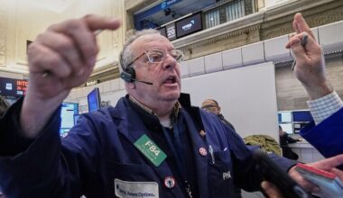 U.S. stocks rise toward records