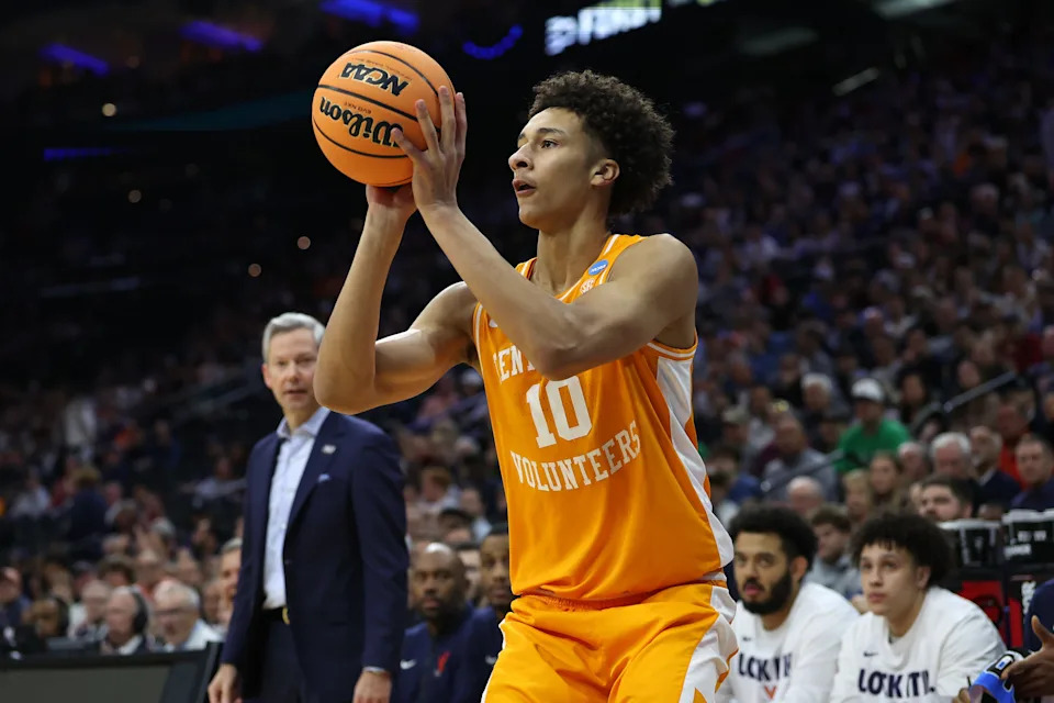 Nate Ament shoots the ball for Tennessee during an NCAA Tournament game against Virginia on March 22, 2026.