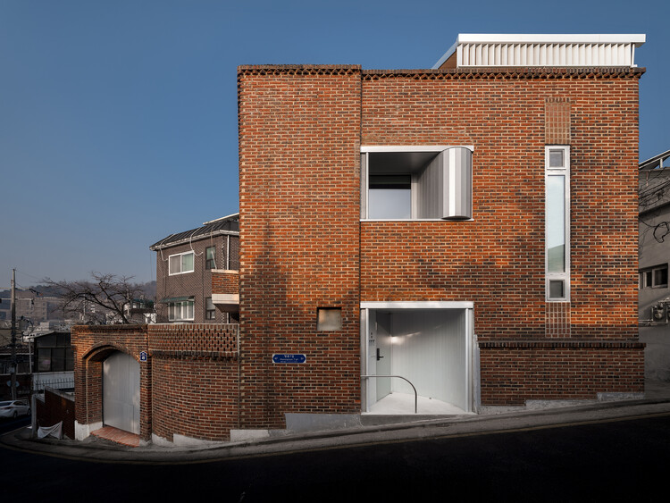 Reinterpreting a 50-Year-Old Building in Myeongnyun-dong / sukchulmok + BRBB Architects - Exterior Photography, Brick
