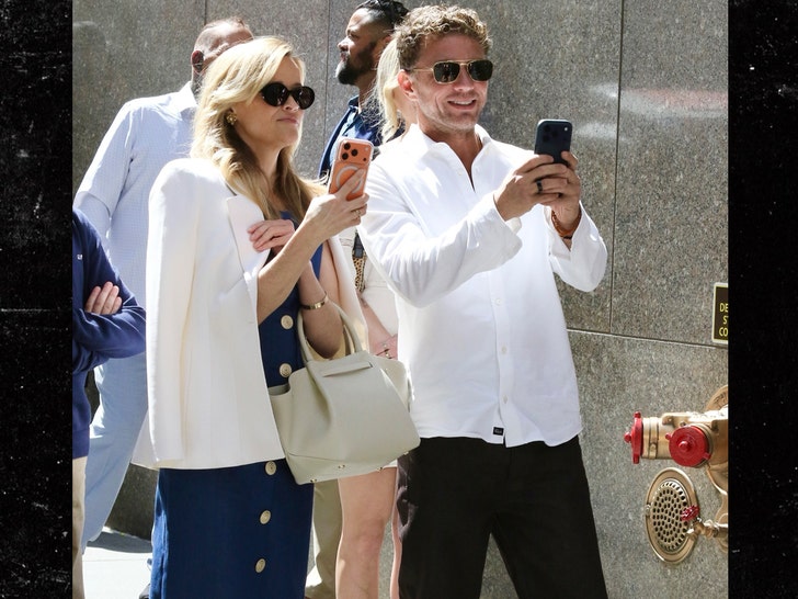 Reese Witherspoon, Ryan Phillippe all gather together for Deacon and Ryder Backgrid 2