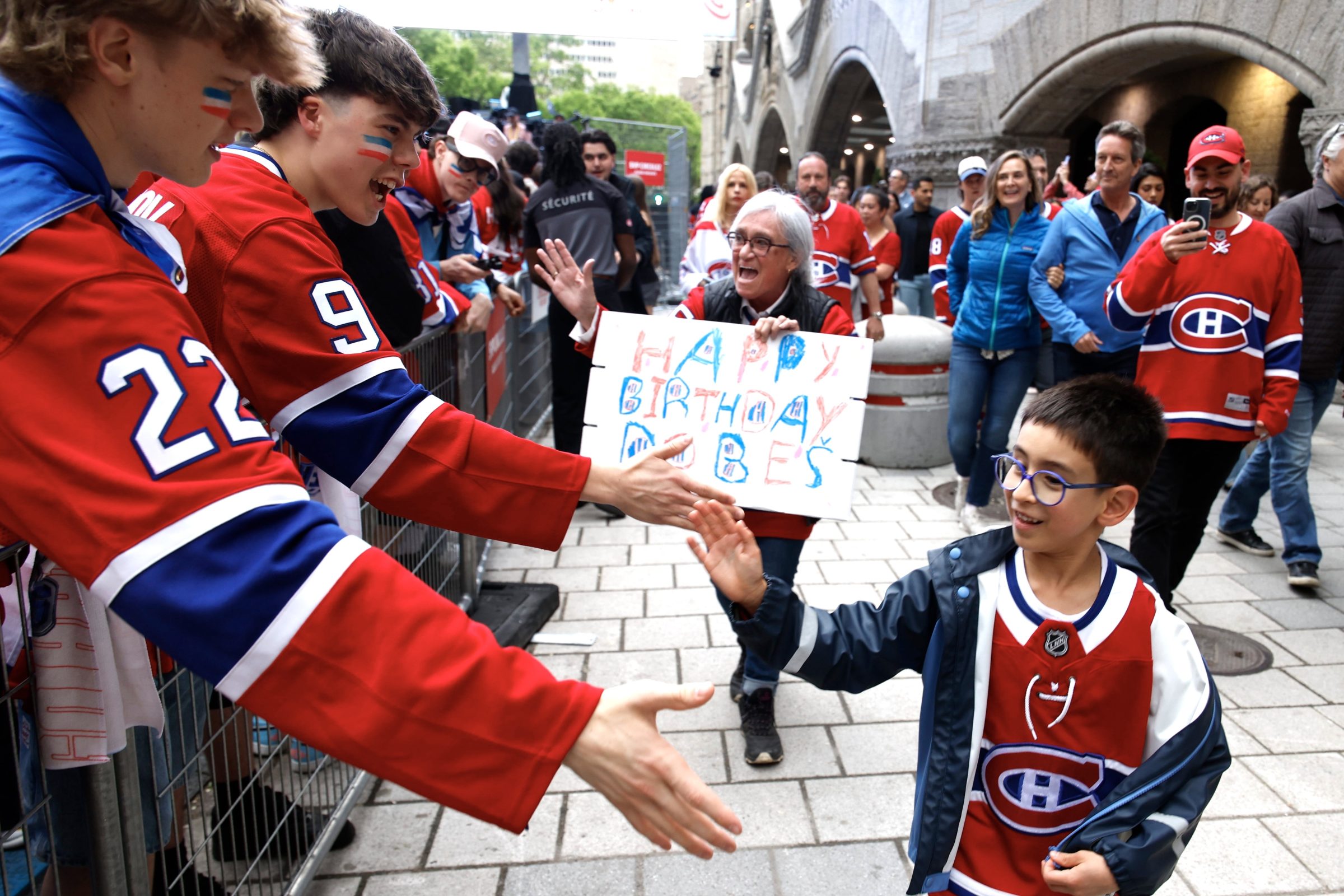Oscar gets a hero's welcome as he arrives to see the Canadiens game outside the Bell Centre in Montreal on Wednesday.