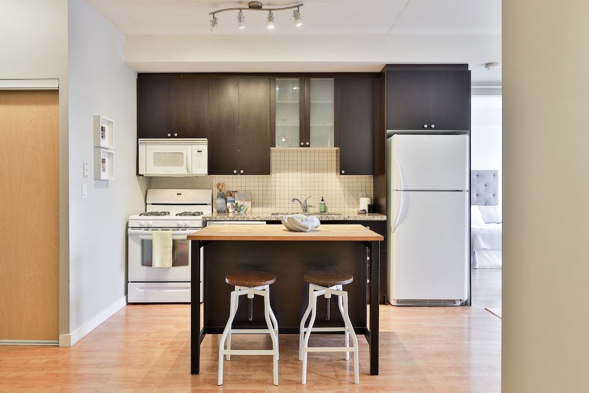 Undercut by competitor, Toronto condo sells below asking after price trimmed