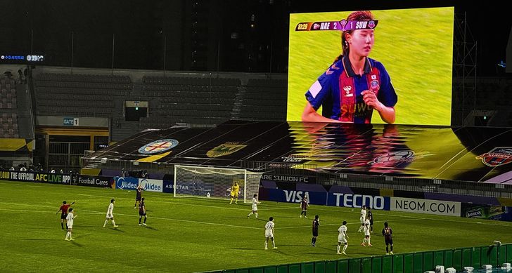 Players from Naegohyang Women's FC and Suwon FC Women position themselves before a sideline throw-in during the match at Suwon Sports Complex, Wednesday. Courtesy of NK News