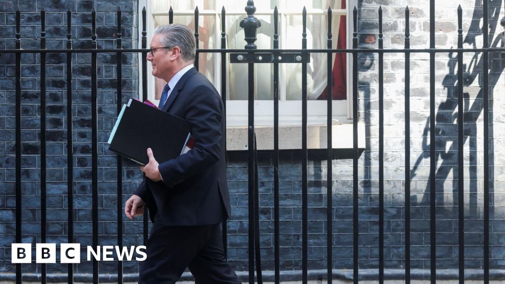 Another crunch moment for Starmer as he pleads with Labour MPs not to topple him - BBC