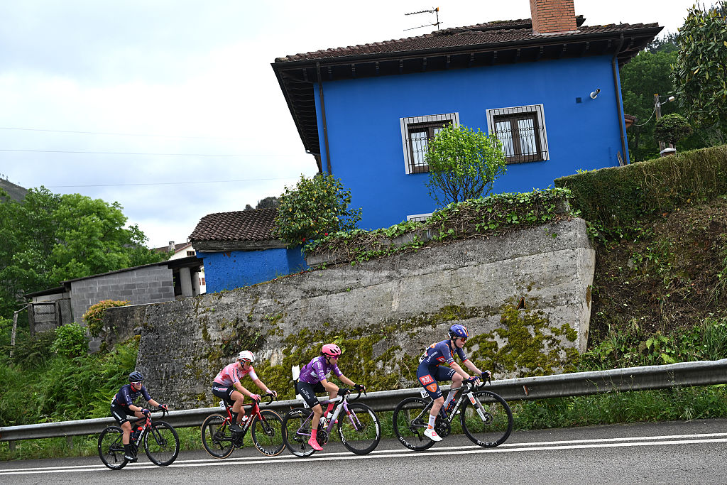 breakaway on stage 6 of vuelta feminina 2026