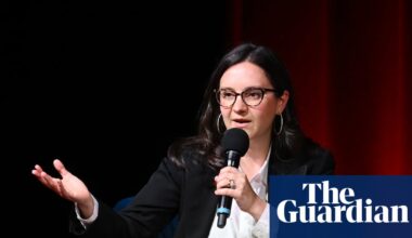 Paramount expresses support for CBS News leader Bari Weiss amid criticism | CBS
